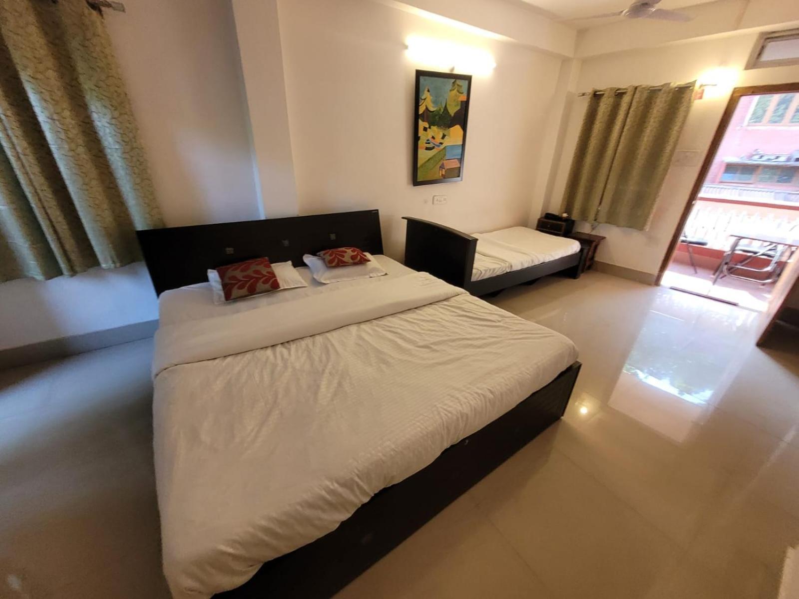 Hilltop Lodge Guwahati Zimmer foto